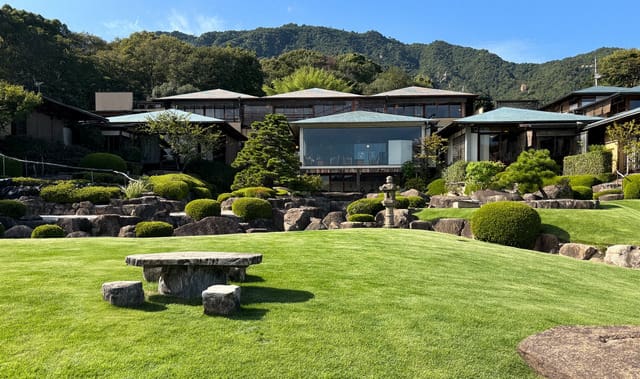 石亭の美しい庭園を見ながらスイーツに舌鼓