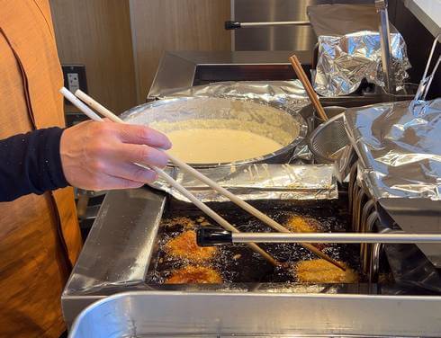 紅葉堂 宮島口店、揚げもみじを作っている所が見られる