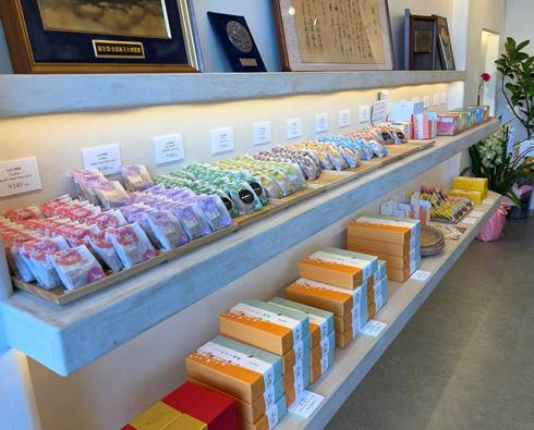 紅葉堂 宮島口店、店内に並ぶもみじ饅頭