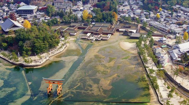 宮島は島そのものがご神体なので、お墓が建てられない。厳島神社も海上に