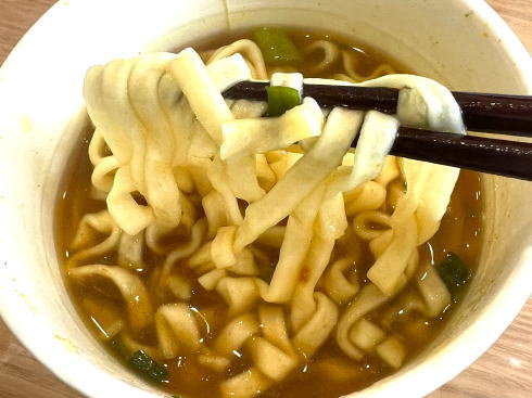 ちから監修 牛カレーうどん（カップ麺）麺
