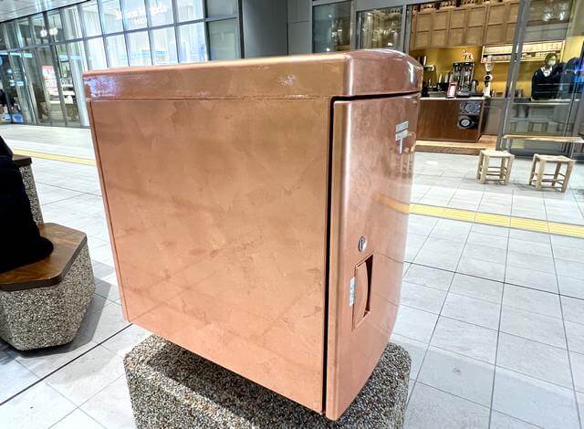 広島駅の銅箔ポスト、箔貼りの技術で綺麗に変身