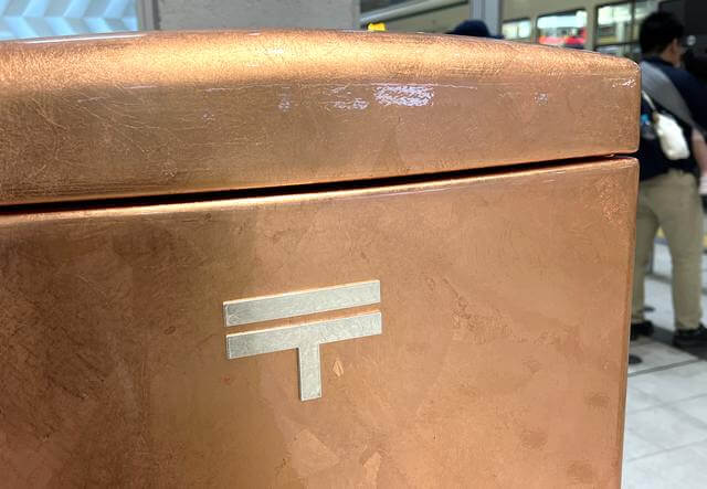 広島駅のポストは銅箔キラキラ、郵便マーク（〒）はシルバーの箔押し