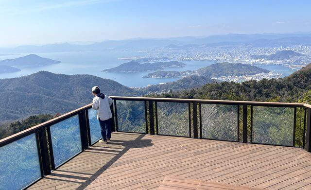 広島市安芸区・絵下山公園「展望デッキ」先端はガラス張り