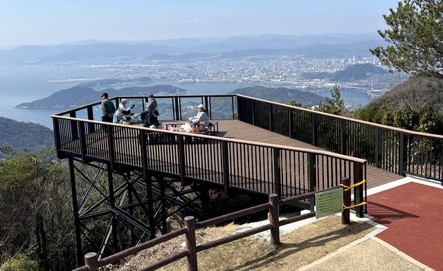 広島市安芸区・絵下山公園「展望デッキ」ベンチでまったり景色を楽しむ人々