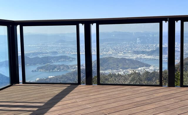 広島市安芸区・絵下山公園「展望デッキ」足元からも景色が綺麗に見える