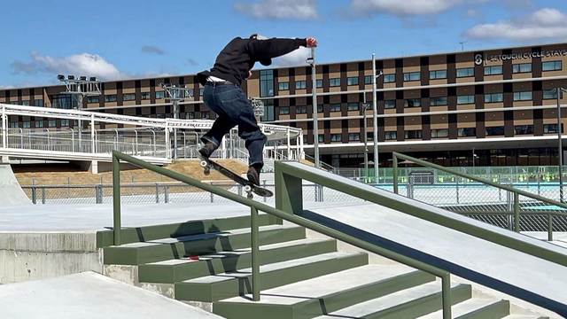 アーバンサイクルスポーツパーク、感触を確かめるスケートボードの白井空良