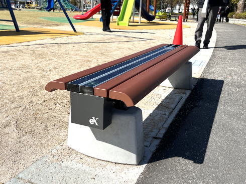 アーバンサイクルパークス広島 ウエストパーク 充電できるベンチ