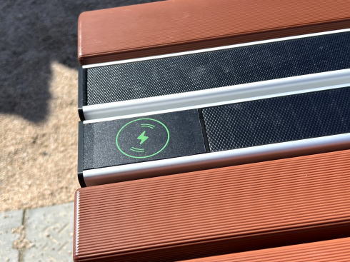 アーバンサイクルパークス広島 ウエストパーク 充電できるベンチ2