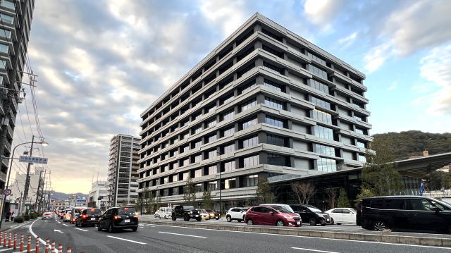 ディール広島 二葉通り沿いから見た様子