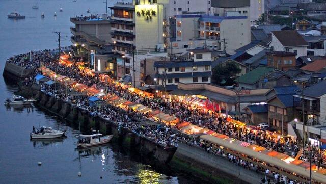 福山・鞆の浦弁天島花火大会は、多くの露店で賑わう