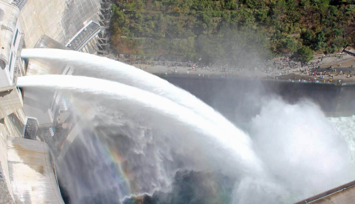 大迫力の水しぶき！温井ダム放流2026、特別な見学ツアーも