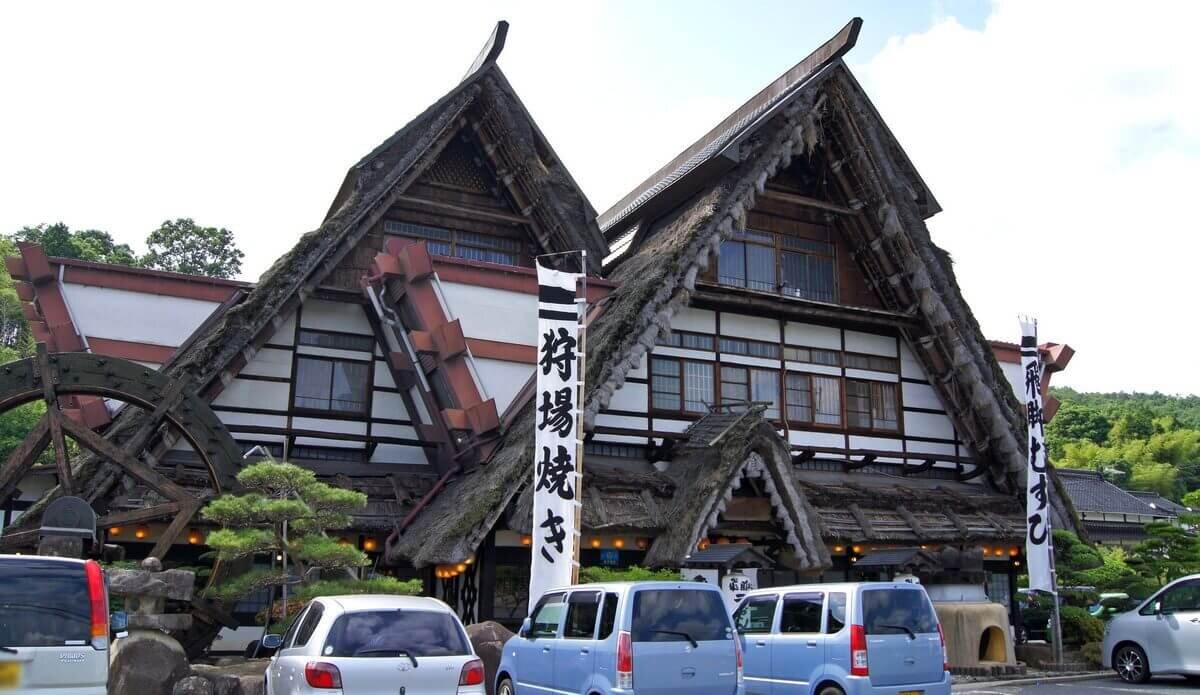 ドライブイン飛脚、茅葺き屋根の建物を修復し営業復活へ。クラウドファンディング挑戦も