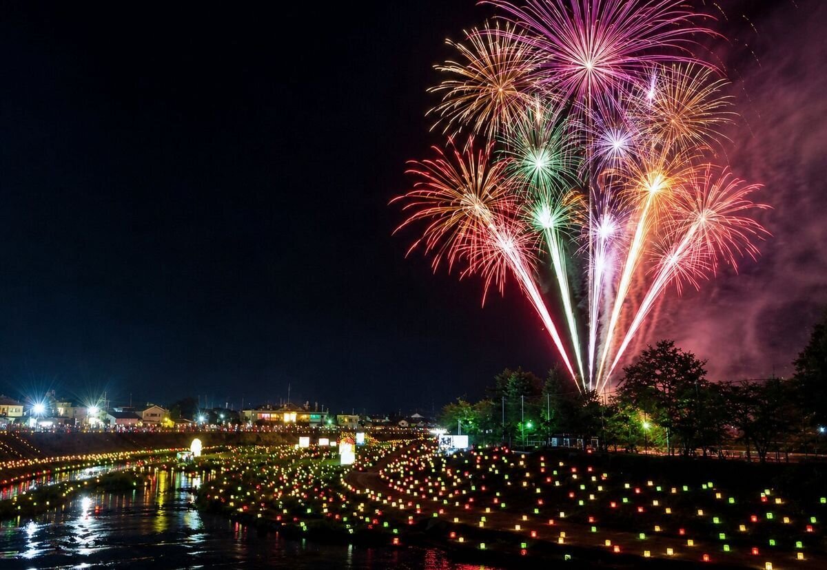 5000個の灯籠と花火が幻想風景を織りなす「吉舎ふれあい祭り」エイサーやミニライブも