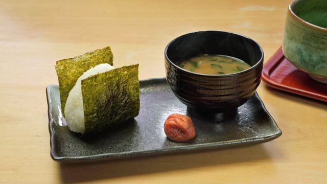 コメダの和喫茶「おかげ庵 広島本通店」モーニングサービスでおにぎり・味噌汁も