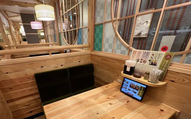 コメダの和喫茶「おかげ庵 広島本通店」各席に2口ずつコンセントあり充電可能