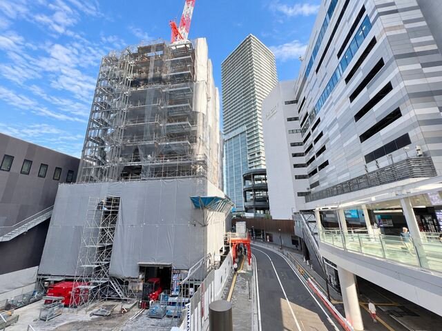 広島駅南口で工事が進む、アパホテル&リゾート広島駅前タワー。完成すると今の倍の高さに
