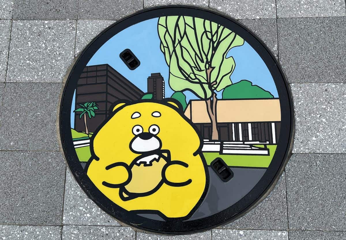 ひろくまマンホール、広島県キャラクターが観光地デザインで登場
