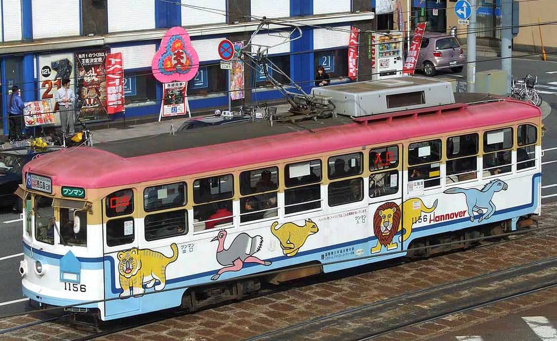 トラ・ダチョウなど描いた広電「動物電車」が終了、かつての神戸市電時代デザインに復元へ