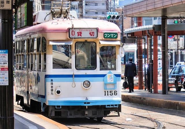 広電「動物電車」車内もレトロ