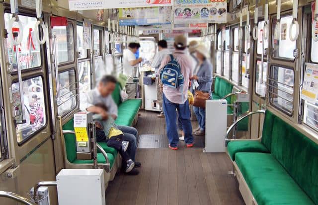 広電「動物電車」車内もレトロ