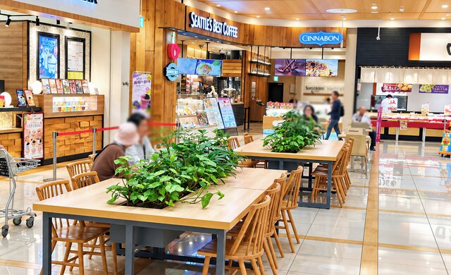 菓匠茶屋 ゆめタウン廿日市店のフリースペースには大きなテーブルと椅子もある