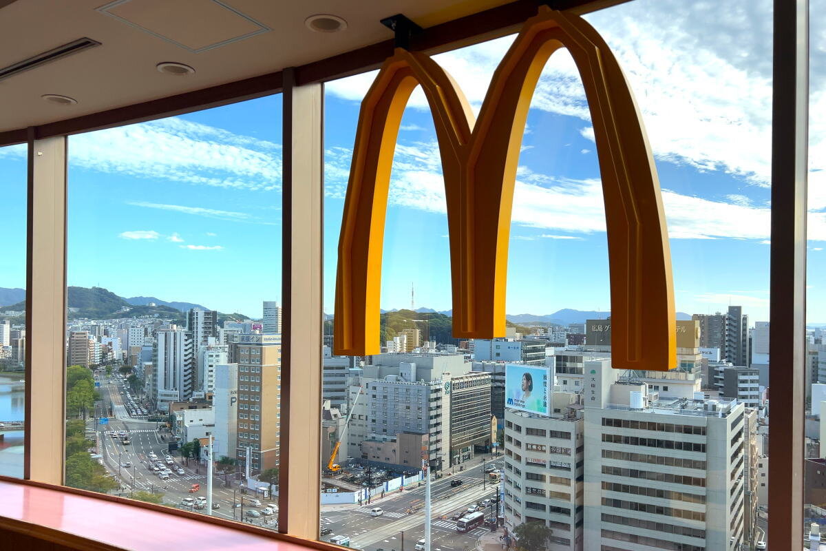 日本一の高層階にあるマクドナルドは広島に!リニューアル後も変わらぬ絶景マック、あの人にも会える