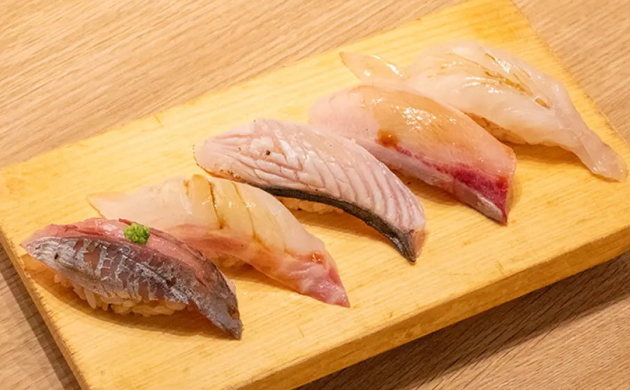 立喰い寿司「魚椿」広島駅2F、エキエにオープン！小鉢や天ぷらも有りチョイ呑みにも